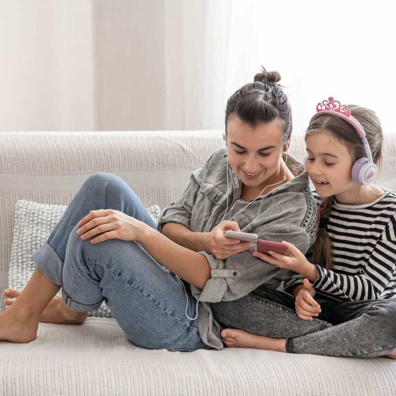 Niños usando móvil MiniBile de forma segura