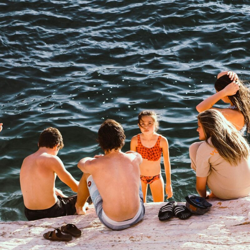 Niños jugando en la playa con móvil seguro