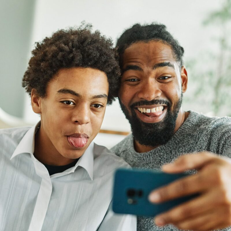 Padre e hijo hablando sobre el primer móvil