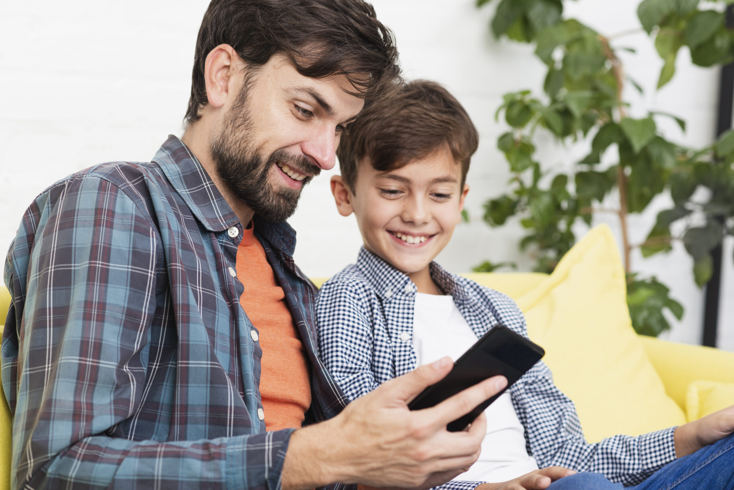 Padre e hijo mirando el móvil